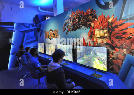 Covent Garden, London, UK. 16. November 2013. Spieler versuchen, neue Spiele auf die bald gestartet werden PS4 Konsole in der PS4-Lounge in Covent Garden. Bildnachweis: Matthew Chattle/Alamy Live-Nachrichten Stockfoto