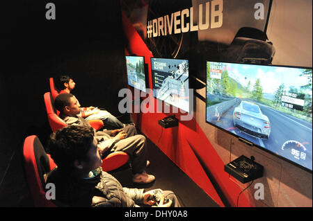 Covent Garden, London, UK. 16. November 2013. Spieler versuchen, neue Spiele auf die bald gestartet werden PS4 Konsole in der PS4-Lounge in Covent Garden. Bildnachweis: Matthew Chattle/Alamy Live-Nachrichten Stockfoto