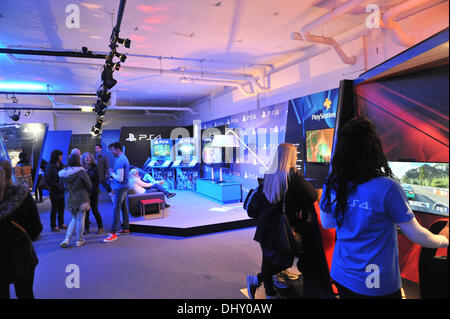 Covent Garden, London, UK. 16. November 2013. Spieler versuchen, neue Spiele auf die bald gestartet werden PS4 Konsole in der PS4-Lounge in Covent Garden. Bildnachweis: Matthew Chattle/Alamy Live-Nachrichten Stockfoto