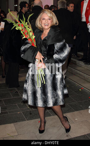 London, UK. 15. November 2013. bei der "Essen, beten, lachen!" - Barry Humphries Abschiedstournee - Press Night at the London Palladium, London - 15. November 2013 Foto von Keith Mayhew/Alamy Live-Nachrichten Stockfoto