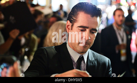 LOS ANGELES - NOVEMBER 8: Der Schauspieler Colin Farrell unterschreibt ein Autogramm für einen Fan 8. November 2013 in Los Angeles, Kalifornien. Stockfoto