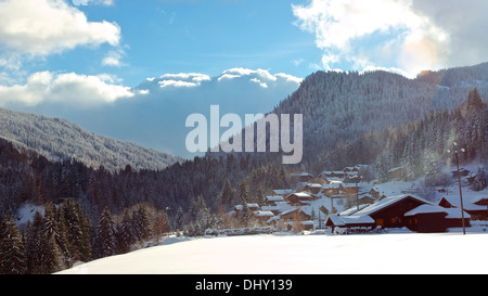 Verschneiter Tag in kleinen französischen Alpendorf. Stockfoto