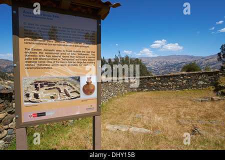 Hinweise an Willkawain (Huilcahuaín), Begräbnis- Konstruktionen (CHULLPAS) Peru. Stockfoto