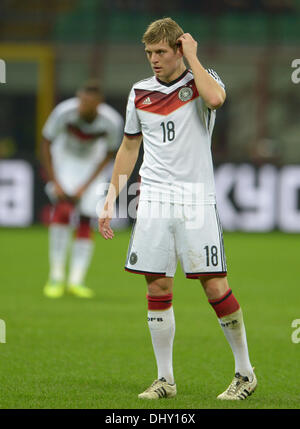 Mailand, Italien. 15. November 2013. Deutschlands Toni Kroos Gesten während der freundliche Fußball match zwischen Italien und Deutschland im Giuseppe Meazza Stadium (San Siro) in Mailand, Italien, 15. November 2013. Foto: Andreas Gebert/Dpa/Alamy Live-Nachrichten Stockfoto