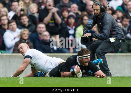 London, UK. 16. November 2013. New Zealand Nummer 8 Kieran lesen Noten einen Versuch während der internationalen Rugby Union Befestigung zwischen England und Neuseeland von Twickenham. Bildnachweis: Aktion Plus Sport/Alamy Live-Nachrichten Stockfoto