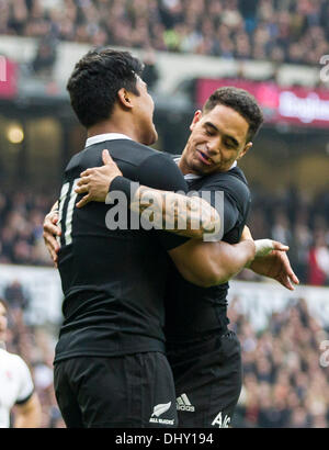 London, UK. 16. November 2013. New Zealand Flügelspieler Julian SAVEA feiert seinen Versuch während der internationalen Rugby Union Befestigung zwischen England und Neuseeland von Twickenham. Bildnachweis: Aktion Plus Sport/Alamy Live-Nachrichten Stockfoto