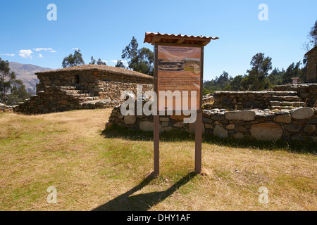 Hinweise an Willkawain (Huilcahuaín), Begräbnis- Konstruktionen (CHULLPAS) Peru. Stockfoto