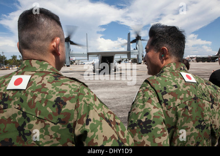 Ground Self-Defense Force in Japan Mitglieder warten ein MV-22 Osprey Flugzeug 14 November im Rahmen der Operation Damayan an Bord. Das Flugzeug, JGSDF Mitglieder und anderen humanitären Personals landete später in Tacloban zu der philippinischen Regierung unterstützen, die sp ist Stockfoto