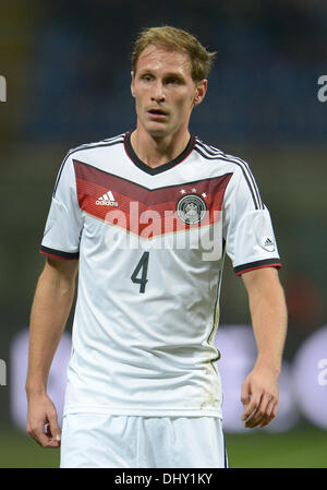 Mailand, Italien. 15. November 2013. Benedikt Hoewedes Deutschlands ist während das Freundschaftsspiel zwischen Italien und Deutschland im Giuseppe Meazza Stadium (San Siro) in Mailand, Italien, 15. November 2013 abgebildet. Foto: Andreas Gebert/Dpa/Alamy Live-Nachrichten Stockfoto