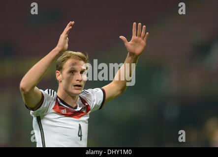 Mailand, Italien. 15. November 2013. Deutschlands Benedikt Hoewedes Gesten während der freundliche Fußball match zwischen Italien und Deutschland im Giuseppe Meazza Stadium (San Siro) in Mailand, Italien, 15. November 2013. Foto: Andreas Gebert/Dpa/Alamy Live-Nachrichten Stockfoto