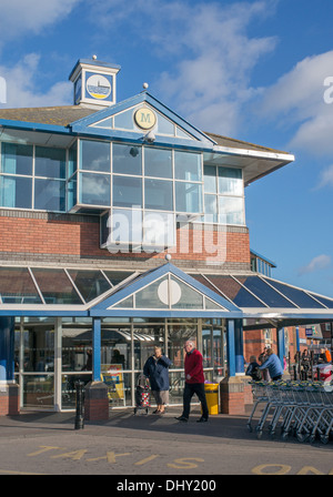 Der Eingang zum Supermarkt Morrisons in Seaburn, Sunderland, Nord-Ost England UK Stockfoto