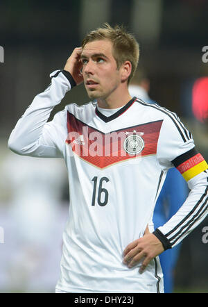 Mailand, Italien. 15. November 2013. Deutschlands Philipp Lahm Gesten während der freundliche Fußball match zwischen Italien und Deutschland im Giuseppe Meazza Stadium (San Siro) in Mailand, Italien, 15. November 2013. Foto: Andreas Gebert/Dpa/Alamy Live-Nachrichten Stockfoto