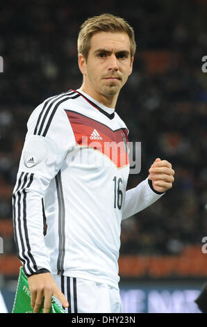 Mailand, Italien. 15. November 2013. Deutschlands Philipp Lahm blickt auf in das Freundschaftsspiel zwischen Italien und Deutschland im Giuseppe Meazza Stadium (San Siro) in Mailand, Italien, 15. November 2013. Foto: Andreas Gebert/Dpa/Alamy Live-Nachrichten Stockfoto