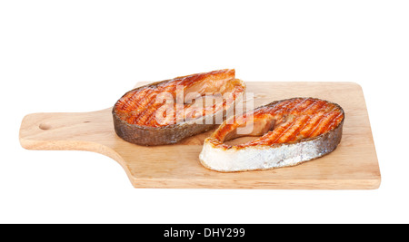 Gegrilltes Lachssteak auf Schneidebrett. Isoliert auf weißem Hintergrund Stockfoto