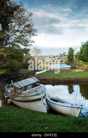 Alte Boote, die für den Winter auf einem Seitenkanal des Flusses Avon, Aveton Gifford, festgemacht wurden. Devon. GROSSBRITANNIEN Stockfoto