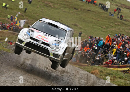 Powys, Wales. 15. November 2013. Die Sekunde passieren der Myherin Bühne (SS9) bei Tag 2 der Wales-Rallye Großbritannien, die letzte Runde der 2013 FIA Rallye WM. Jari-Matti Latvala (FIN) / Kredit-Mikka Antilla (FIN) - Volkswagen Polo WRC: Action Plus Sport/Alamy Live News Stockfoto