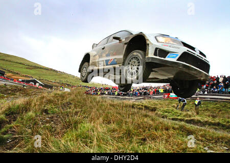 Powys, Wales. 15. November 2013. Die Sekunde passieren der Myherin Bühne (SS9) bei Tag 2 der Wales-Rallye Großbritannien, die letzte Runde der 2013 FIA Rallye WM. Sebastien Ogier (FR) / Julien Ingrassia (FR) - Volkswagen Polo WRC Credit: Action Plus Sport/Alamy Live News Stockfoto