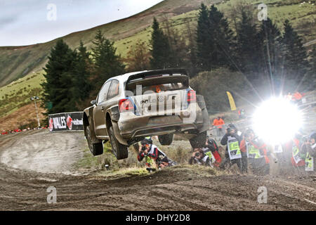 Powys, Wales. 15. November 2013. Die Sekunde passieren der Myherin Bühne (SS9) bei Tag 2 der Wales-Rallye Großbritannien, die letzte Runde der 2013 FIA Rallye WM. Sebastien Ogier (FR) / Julien Ingrassia (FR) - Volkswagen Polo WRC Credit: Action Plus Sport/Alamy Live News Stockfoto