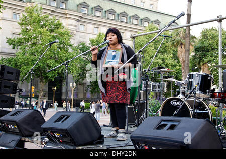 Buenos Aires, Argentinien. 15. November 2013. Angehörige der Opfer der sogenannten "Trigger happy" Name, Polizeigewalt, manifestiert sich an der Plaza de Mayo um Gerechtigkeit zu fordern für den Tod junger Menschen durch Repression durch die Polizei getötet. Bildnachweis: Norberto Lauria/Alamy Live-Nachrichten Stockfoto