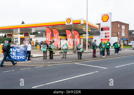 Greenpeace-Aktivisten protestieren vor einer Shell-Tankstelle für die Freilassung der "Arctic 30" - Greenpeace-Crew und Aktivisten des "Arctic Sunrise"-Schiffes, die von russischen Behörden wegen Piraterie festgenommen wurden. Die inhaftierten Aktivisten hatten versucht, die Bohrplattform von Prirazlomnaya als Protest gegen die arktische Ölproduktion zu erklimmen. Stockfoto