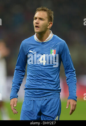 Mailand, Italien. 15. November 2013. Italiens Domenico Criscito ist während das Freundschaftsspiel zwischen Italien und Deutschland im Giuseppe Meazza Stadium (San Siro) in Mailand, Italien, 15. November 2013 abgebildet. Foto: Andreas Gebert/Dpa/Alamy Live-Nachrichten Stockfoto
