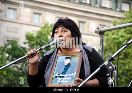 Buenos Aires, Argentinien. 15. November 2013. Angehörige der Opfer der sogenannten "Trigger happy" Name, Polizeigewalt, manifestiert sich an der Plaza de Mayo um Gerechtigkeit zu fordern für den Tod junger Menschen durch Repression durch die Polizei getötet. Bildnachweis: Norberto Lauria/Alamy Live-Nachrichten Stockfoto