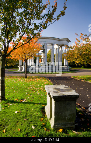 Herbst Farben und Wales National War Memorial, Alexandra Gardens, Cathays Park, Cardiff, Wales, UK. Stockfoto