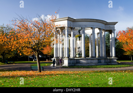 Herbst Farben und Wales National War Memorial, Alexandra Gardens, Cathays Park, Cardiff, Wales, UK. Stockfoto