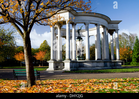 Herbst Farben und Wales National War Memorial, Alexandra Gardens, Cathays Park, Cardiff, Wales, UK. Stockfoto