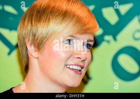 Belfast, Nordirland, Vereinigtes Königreich. 16. November 2013 - irischen Autorin Cecelia Ahern unterschreibt Exemplare ihres neuen Buches "Wie To Fall In Love" Credit: Stephen Barnes/Alamy Live News Stockfoto