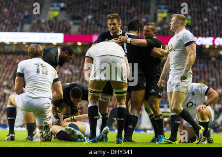 London, UK. 16. November 2013. New Zealand Flügelspieler Julian SAVEA feiert einen Versuch mit Teamkollegen während der internationalen Rugby Union Befestigung zwischen England und Neuseeland von Twickenham. Bildnachweis: Aktion Plus Sport/Alamy Live-Nachrichten Stockfoto