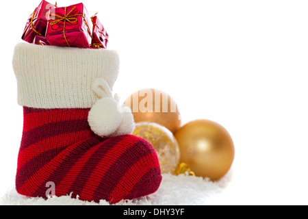 Weihnachts-Strumpf mit Dekorationen, isoliert auf weiss Stockfoto