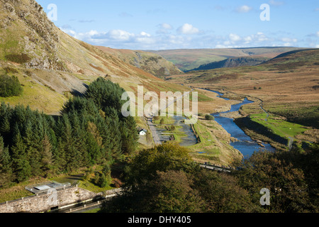 Das Tal des Afon Claerwen von der Spitze des Stausees Claerwen Reservoir an Cerrigcwplau im Elan Valley, Powys, Wales UK Stockfoto