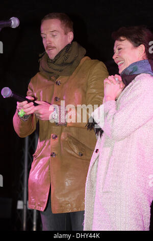 London, UK. 16. November 2013. Schauspieler Damian Lewis und Helen McCrory, Ehemann und Ehefrau, Einschalten der Weihnachtsbeleuchtung an das Weihnachtsfest in Highgate Village, London, UK. Foto: Nick Savage/Alamy Live-Nachrichten Stockfoto