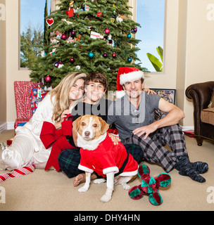 Familie und ihren Hund vor geschmückten Weihnachtsbaum California Stockfoto