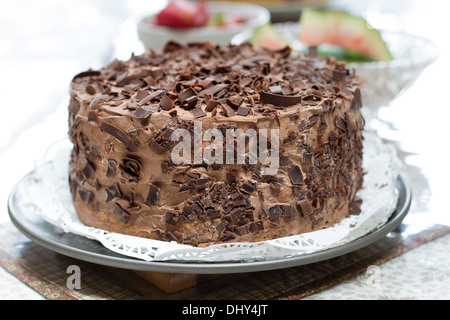 Deutsche Schokoladenkuchen serviert mit frischen Früchten Stockfoto