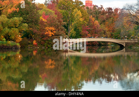 Bogenbrücke im Herbst Stockfoto