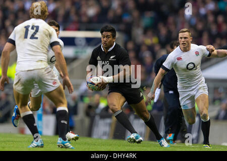 London, UK. 16. November 2013. New Zealand Flügelspieler Julian SAVEA in Aktion während der internationalen Rugby Union Befestigung zwischen England und Neuseeland von Twickenham. Bildnachweis: Aktion Plus Sport/Alamy Live-Nachrichten Stockfoto