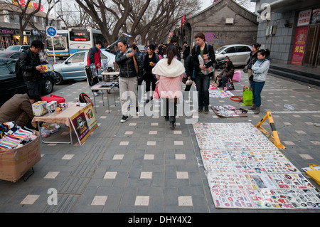 Aufkleber, Spielzeug und Schnürsenkel zum Verkauf auf der berühmten Gulou East Street in Peking, China Stockfoto
