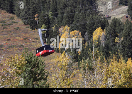 Seilbahn aufsteigender Berg im Herbst in Wyoming Stockfoto