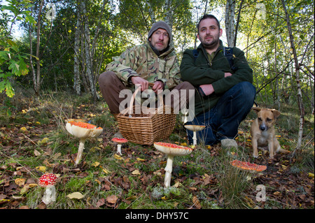 Pilz auf Futtersuche auf einem alten gepflegten Kohle mine in Radstock, Somerset, Großbritannien mit Kris Maus (grünen Mantel) und Christian Fraser (Camouflage) Stockfoto