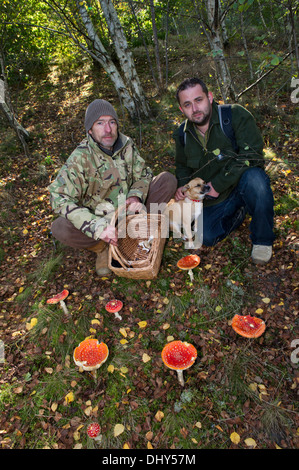 Pilz auf Futtersuche auf einem alten gepflegten Kohle mine in Radstock, Somerset, Großbritannien mit Kris Maus (grünen Mantel) und Christian Fraser (Camouflage) Stockfoto