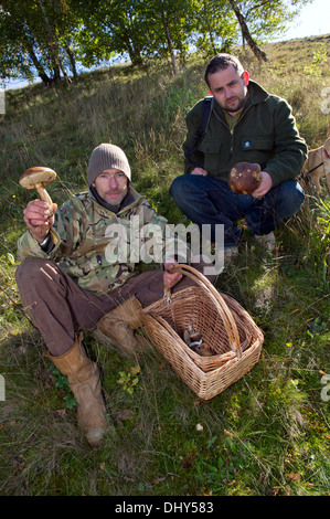 Pilz auf Futtersuche auf einem alten gepflegten Kohle mine in Radstock, Somerset, Großbritannien mit Kris Maus (grünen Mantel) und Christian Fraser (Camouflage) Stockfoto