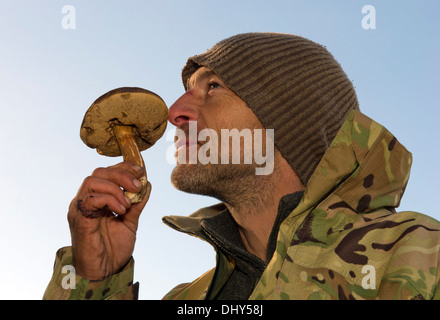 Pilz auf Futtersuche auf einem alten gepflegten Kohle mine in Radstock, Somerset, Großbritannien mit Kris Maus (grünen Mantel) und Christian Fraser (Camouflage) Stockfoto