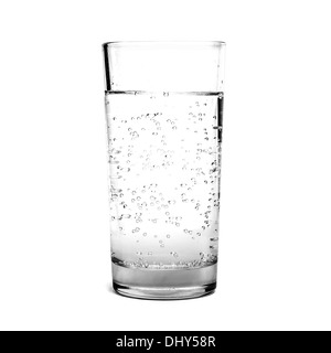 Ein Glas voller Wasser isoliert auf weißem Hintergrund Stockfoto