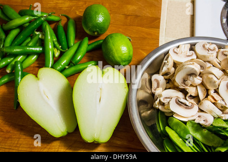 Chayote Squash Serrano Chili Lime Pilze Kaiserschoten für unter Rühren braten Stockfoto