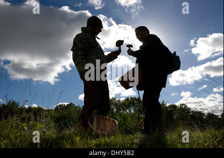 Pilz auf Futtersuche auf einem alten gepflegten Kohle mine in Radstock, Somerset, Großbritannien mit Kris Maus (grünen Mantel) und Christian Fraser (Camouflage) Stockfoto