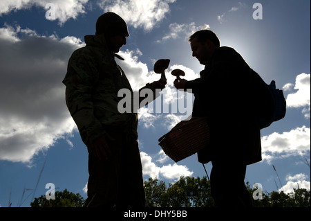 Pilz auf Futtersuche auf einem alten gepflegten Kohle mine in Radstock, Somerset, Großbritannien mit Kris Maus (grünen Mantel) und Christian Fraser (Camouflage) Stockfoto