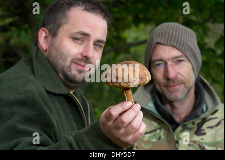 Pilz auf Futtersuche auf einem alten gepflegten Kohle mine in Radstock, Somerset, Großbritannien mit Kris Maus (grünen Mantel) und Christian Fraser (Camouflage) Stockfoto