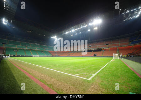 Mailand, Italien. 15. November 2013. Innenansicht des Giuseppe Meazza Stadium nachts das Freundschaftsspiel zwischen Italien und Deutschland im Giuseppe Meazza Stadium (San Siro) in Mailand, Italien, 15. November 2013. Foto: Revierfoto/Dpa - NO-Draht-SERVICE-/ Dpa/Alamy Live News Stockfoto